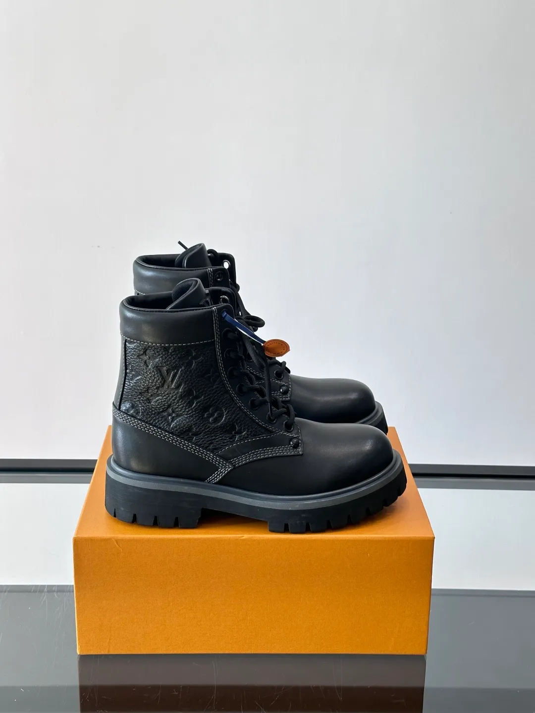 [L Home] Top P: 920💰 Size: 39-44 (45 can be customized) LOUIS VUITTON Louis Vuitton ss25 LV Donkey brand new thick-soled lace-up big-toe shoes men's casual shoes high-top short boots. These boots are crafted from top-grain calf leather for a lightweight and comfortable fit. The thick EVA outsole is embellished with eye-catching ridges, and the trendy attitude of being both strong and soft makes it an everyday choice. ✔Upper: imported first-layer cowhide ✔Lining: cowhide ✔Outsole: original molded outsole